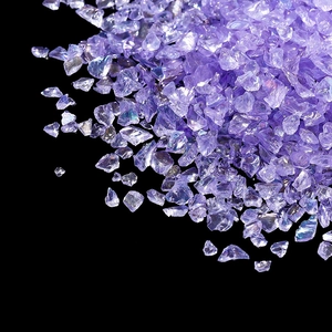 Éclats de verre Aurora violets irisés pour nail art et travaux manuels sur fond noir