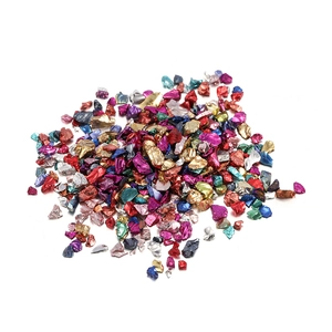 Vue détaillée de graviers de verre colorés métallisés pour résine DIY et décors