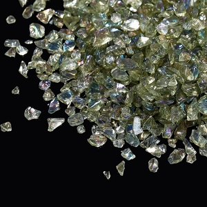Détail macro de sable de verre cristal aurore iridescent pour nail art DIY et remplissage
