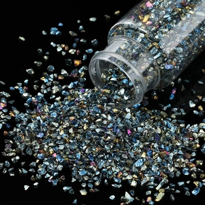 Makroaufnahme von schillernden metallischen Glassplittern für DIY-Bastelarbeiten