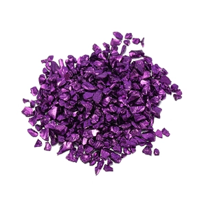 Vue détaillée de débris de verre violet irisé pour l'artisanat DIY et paysages micro