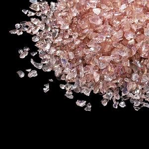 Gros plan sur des éclats de cristal rose irisé pour le nail art DIY et la résine