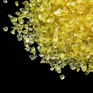 Gros plan de pierres de verre concassées jaunes irisées pour décorations DIY et cadres