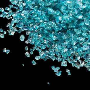 Vue macro de gravier de verre bleu lac iridescent pour décoration DIY et ongles