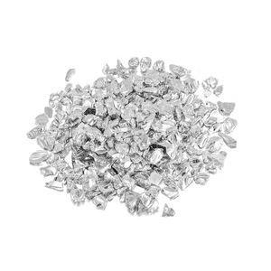 Vue détaillée de pierres de verre argentées irrégulières pour décoration DIY et manucure