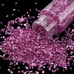 Makroaufnahme von metallischem magenta Glassplitt für Bastelarbeiten und Nagelkunst
