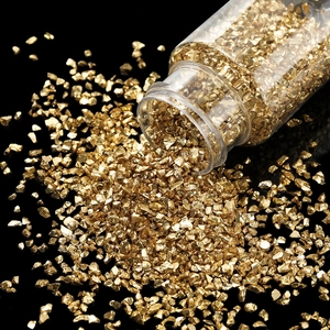 Makrofoto von 30g metallischem Gold-Glasbruch für Bastelarbeiten in einer Klarglasflasche