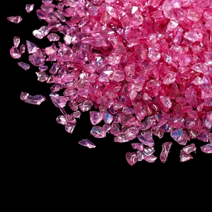 Cristaux de verre pilé rose iridescent pour DIY et nail art sur fond noir élégant