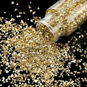 Makroansicht von metallisch goldenen Glaschips für DIY-Harzkunst aus der Flasche gegossen