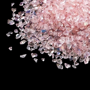 Vue macro de fragments de verre rose irisé irréguliers pour nail art sur fond noir