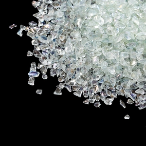 Fragments de sable de verre aurore irréguliers pour nail art et résine sur fond noir