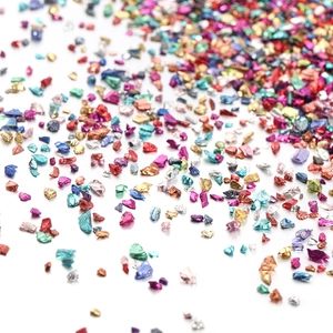 Macro de bris de verre colorés et irisés pour les loisirs créatifs et la déco