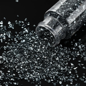 Nahaufnahme metallischer schwarzer Glassteine zum Basteln und Füllen von DIY-Harzprojekten