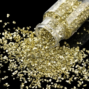 Makroaufnahme von goldenem Metall-Glasglitzer für DIY-Harz-Handwerk aus der Flasche