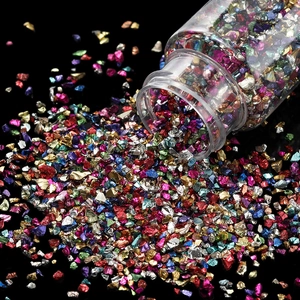 Bunte Glassteine mit Metalleffekt für DIY-Harz und Bastelarbeiten in einer Glasflasche