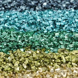 Détail macro de sable de verre concassé AB coloré avec éclat métallique pour DIY