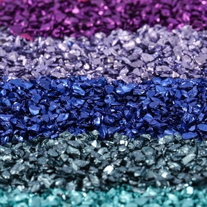 Vue macro de pépites de verre métalliques multicolores pour bricolage et nail art