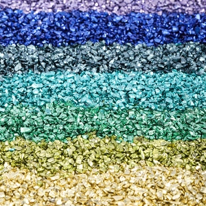 Vue macro de pierres en verre pilé colorées assorties avec finition métallique brillante