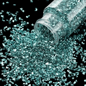 Detailansicht von Glas-Bruchsteinen in Metallic-Mintgrün für DIY-Handwerk und Kunstharz