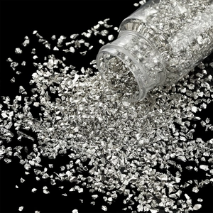 Makro-Detail von silbernem Metall-Glasbruch für DIY-Harzhandwerk und Mikrolandschaft