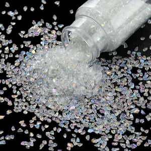 Makro-Detail von schillernden weißen Glassteinen, die aus einer Plastikflasche fallen