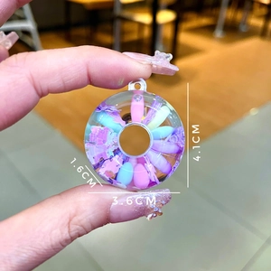 Detailed size view of round acrylic donut keychain with liquid sand and 4.1cm outer diameter
