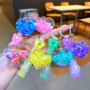 Llavero de piruleta con forma de corazón, arena líquida y cuentas de colores