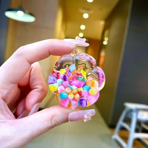 Gros plan d'un porte-clés en forme de fleur avec des perles colorées à l'intérieur