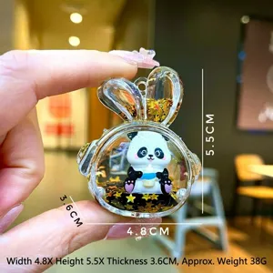 Detailansicht der Maße des Panda-Glitzeranhängers, 4.8cm breit und 5.5cm hoch