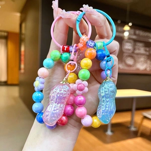 Porte-clés cacahuète coloré avec perles fleurs macaron et cubes de lettres personnalisés