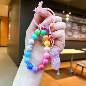 Vue détaillée du porte-clés perlé coloré avec fleur en acrylique et pendentif cacahuète rose