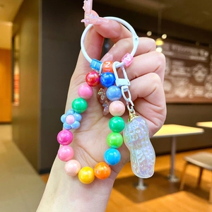 Porte-clés perlé mignon avec perles colorées et un grand pendentif cacahuète nacré