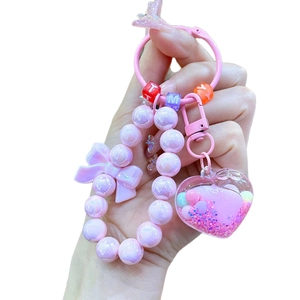 Portachiavi con perline colorate luminose con ciondolo cuore a sabbie mobili rosa