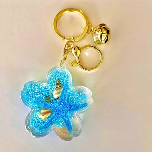 Detailed macro view of the ocean-themed starfish flower-shaped liquid sand keychain