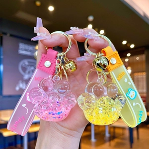 Détail du porte-clés chat à sables mouvants avec dragonne en silicone rose et clochette
