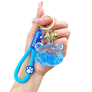 Blauer Bär Flüssigtreibsand-Schlüsselanhänger mit Silikonband und goldenem Glöckchen