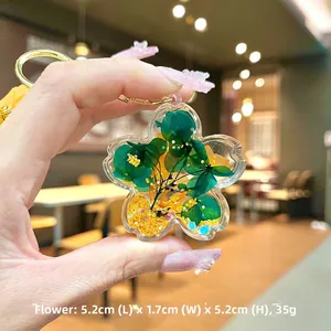 Detail of cherry blossom acrylic keychain with real dried flowers and dimensions 5.2x5.2cm