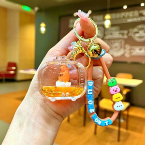 Detail von Wasserschwein-Flüssigsand-Schlüsselanhänger mit orangefarbenem Glitter