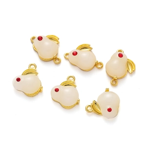 Détail de pendentifs lapins avec bord doré et yeux en strass rouges pour bijoux DIY