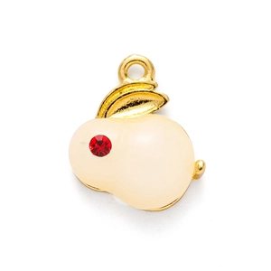 Détail du pendentif lapin plaqué or avec émail crème et petit strass rouge sur fond blanc