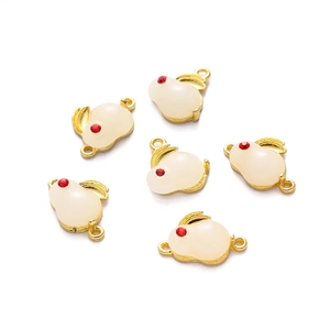 Détails de six pendentifs lapins imitation jade avec bordures dorées et zircons