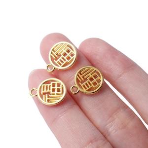 Trois breloques dorées caractère Fu avec design creux pour création bijoux DIY