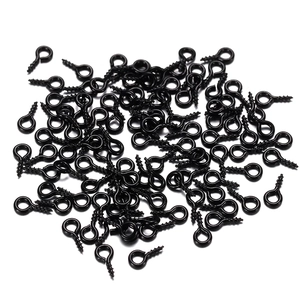 Primer plano de mini tornillos de ojo negros de 4x8mm para bisutería DIY y artesanía