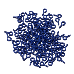 Detalle de cáncamos azules de 4x8mm para bisutería DIY y proyectos de ferretería