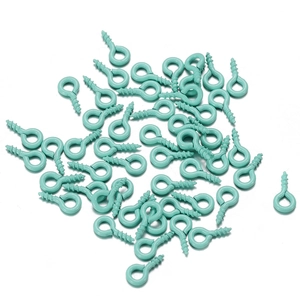 Detalle de tornillos de cáncamo verde menta con acabado lacado para joyería artesanal