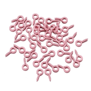 Primer plano de armellas de 4x8mm pintadas en rosa para creación de joyería DIY