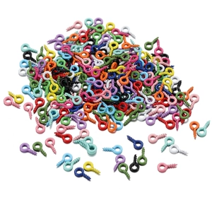 Primer plano de armellas de colores de 4x8mm para manualidades y bisutería DIY