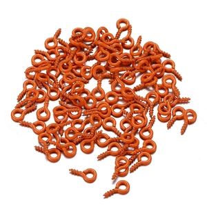 Detalle macro de mini tornillos de ojo naranjas 4x8mm para manualidades y joyería DIY