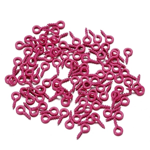 Cáncamos de rosca rosa de 4x8mm para creación de joyas y artesanías sobre fondo blanco