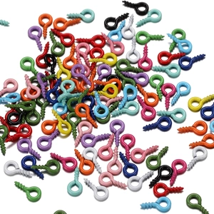 Detalle de tornillos de ojo coloridos de 4x8mm para manualidades y creación de joyas